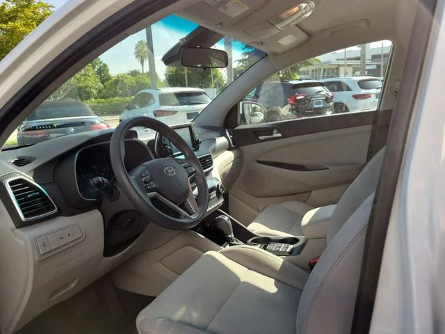 Used 2021 White Hyundai SE image 13