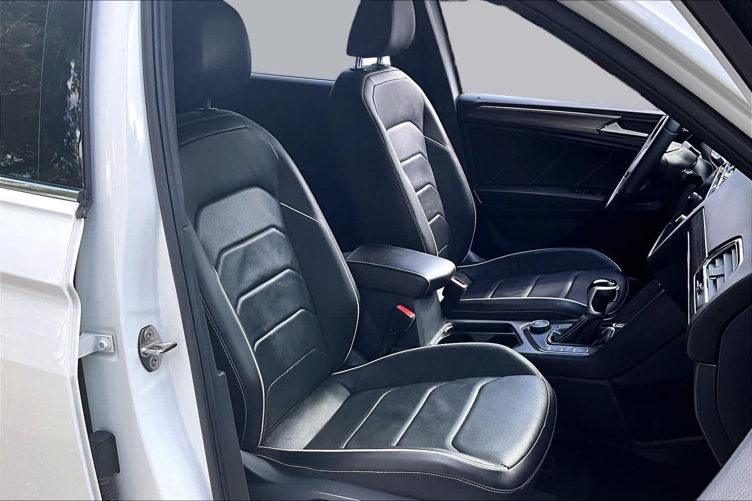 Used 2022 Oryx White Pearl Volkswagen SEL R-Line image 9