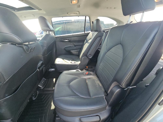 Used 2021 Silver Toyota XLE image 16