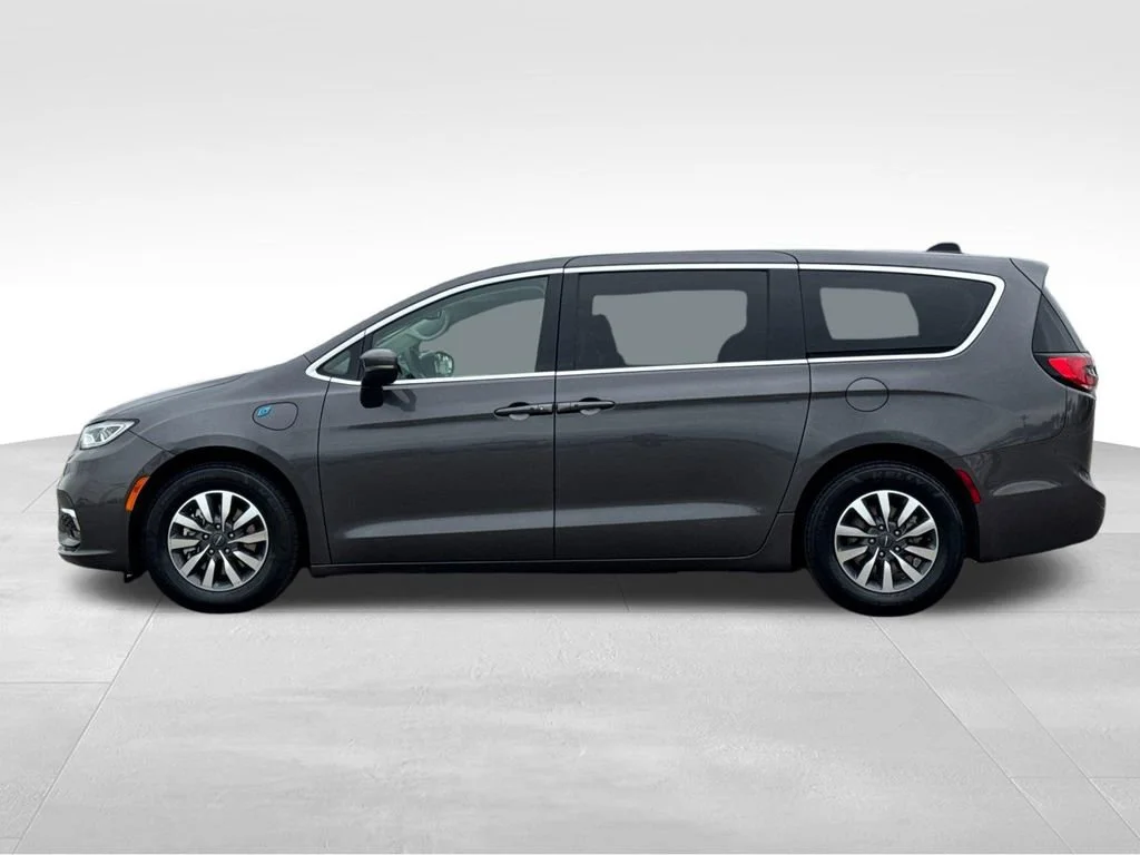 Used 2023  Chrysler Hybrid Touring L image 2