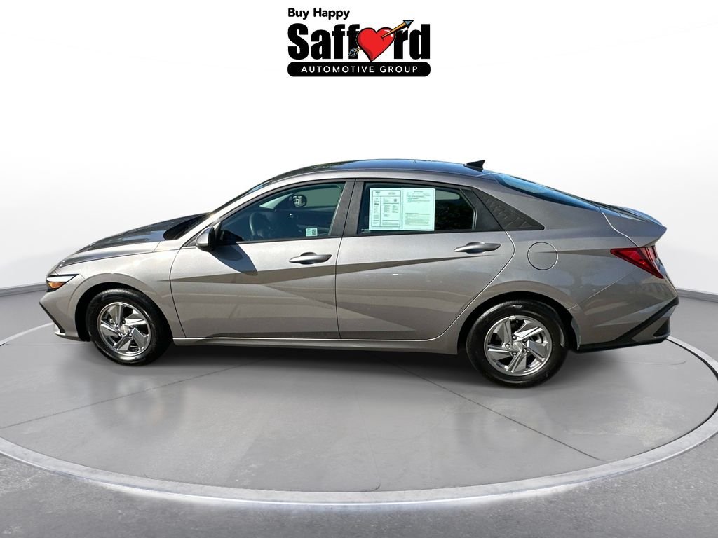Used 2024  Hyundai SE image 4