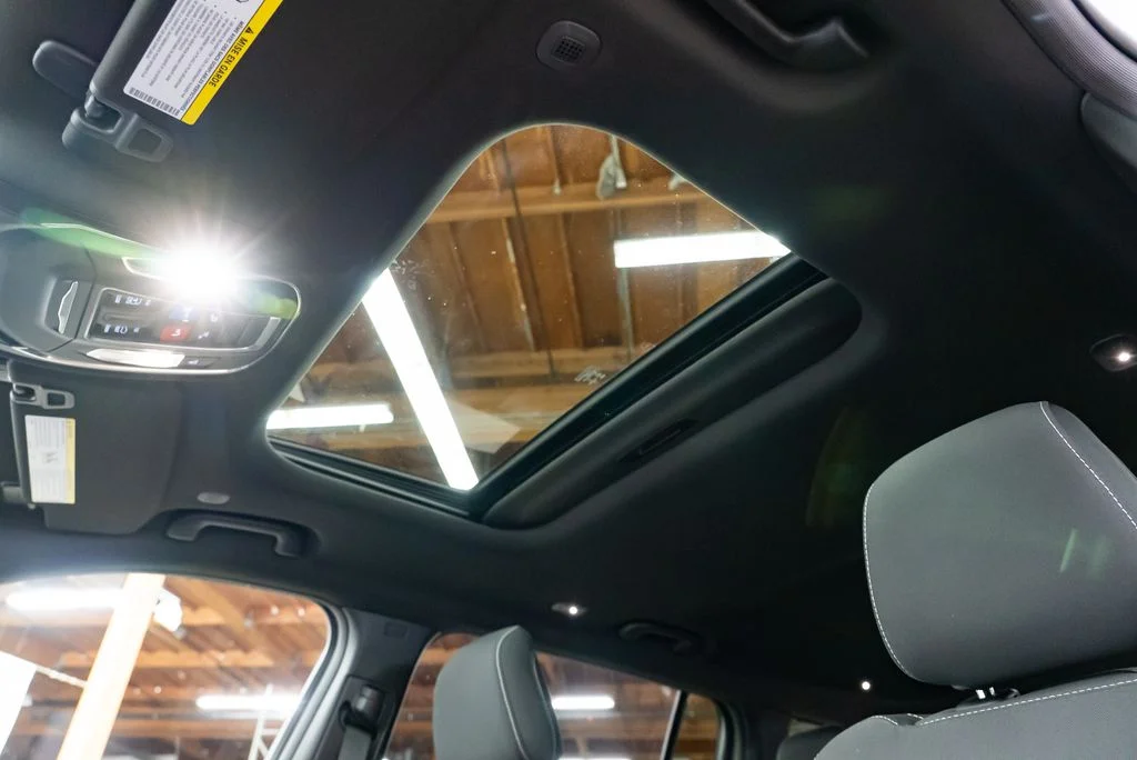 Used 2025 White Jeep Laredo image 22