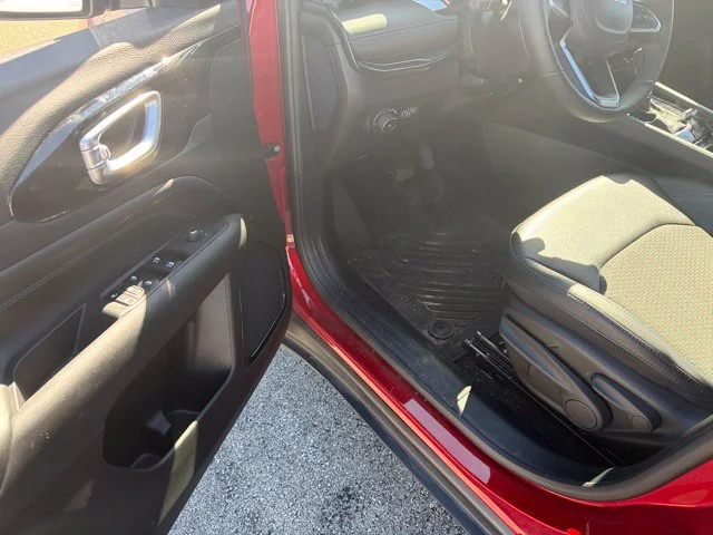 Used 2025 Red Hot Pearlcoat Jeep Latitude image 12