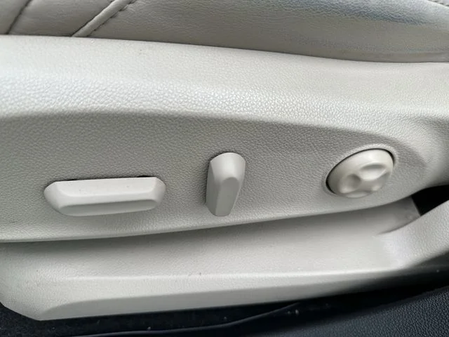 Used 2018 Brown Buick Essence image 16