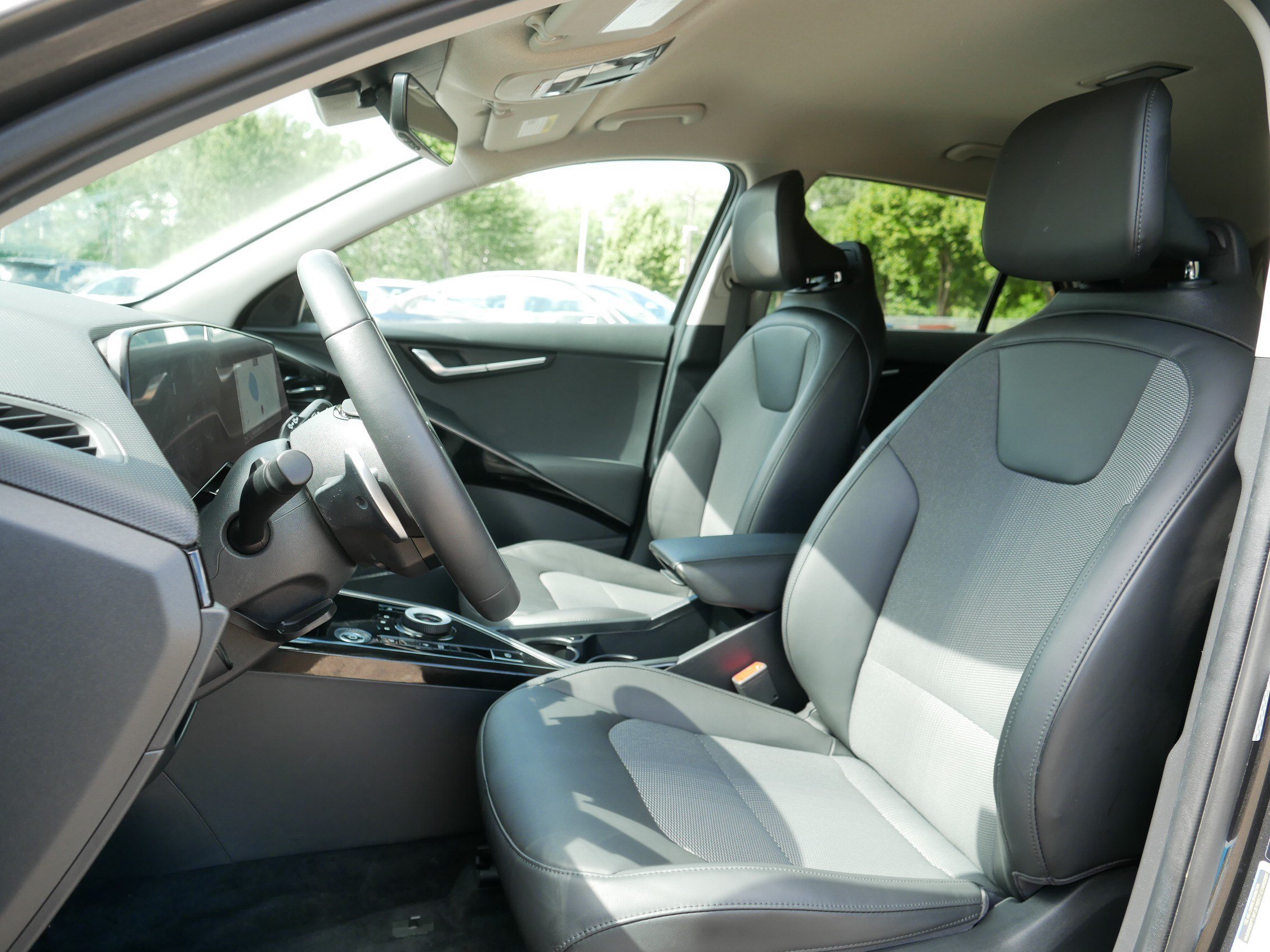 Used 2024 Graphite Gray Kia Wind image 34