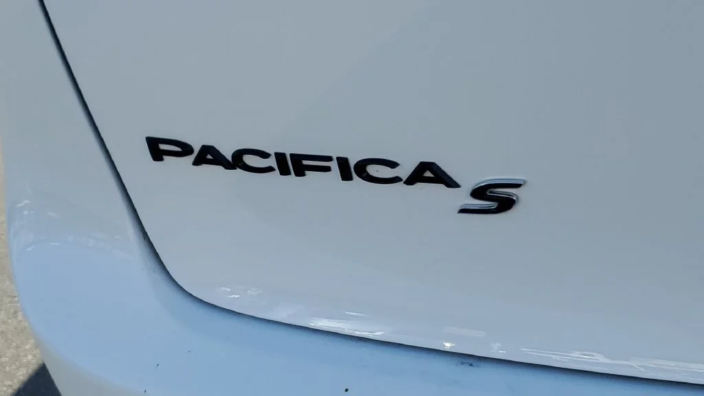 Used 2025 White Chrysler Limited image 8