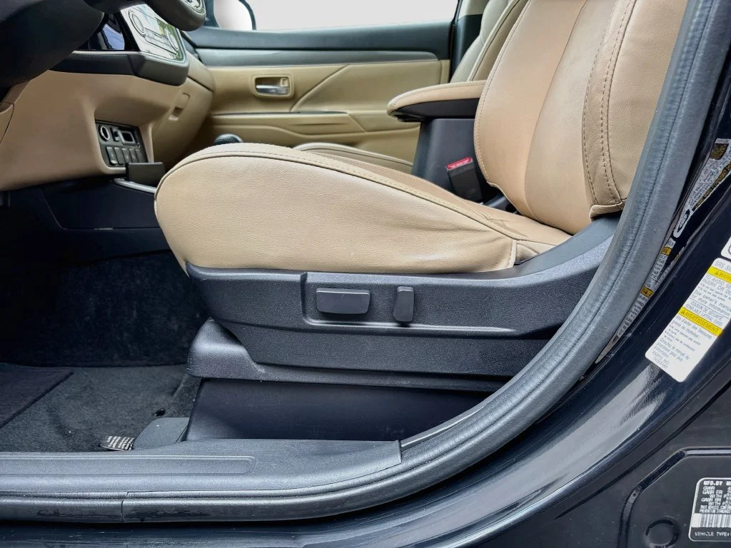 Used 2019 Labrador Black Metallic Mitsubishi SEL image 19