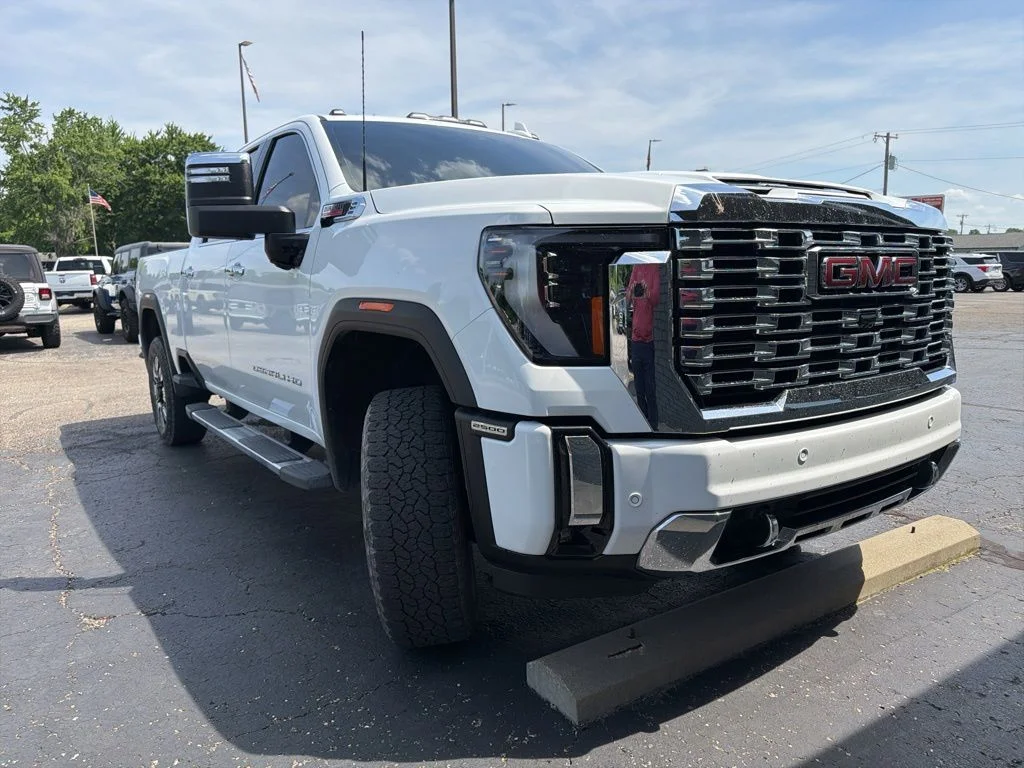 Used 2025 White GMC Denali image 8