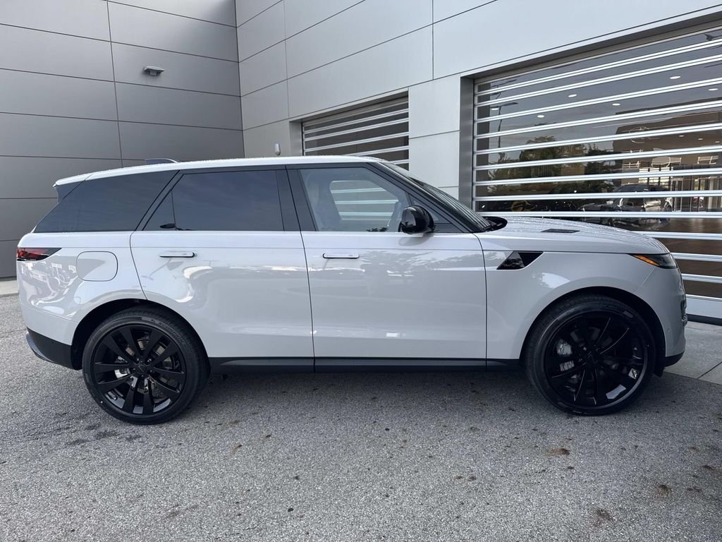 New 2026 Borasco Grey Land Rover SE image 9