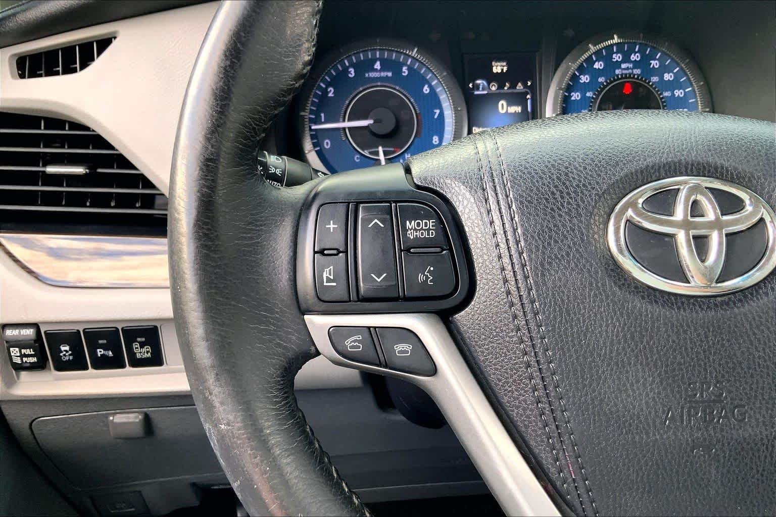 Used 2017 Predawn Gray Mica Toyota XLE Premium image 24