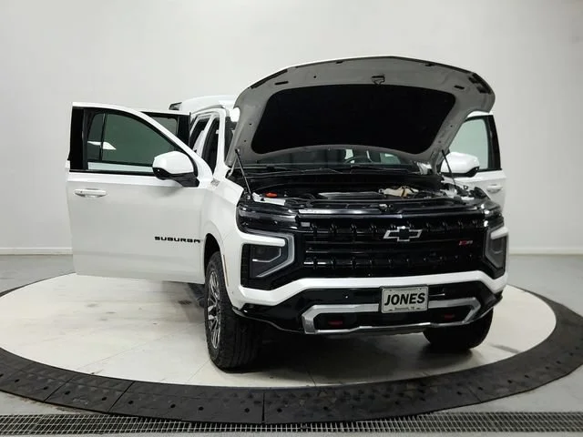 Used 2025 Iridescent Pearl Tricoat Chevrolet Z71 image 11