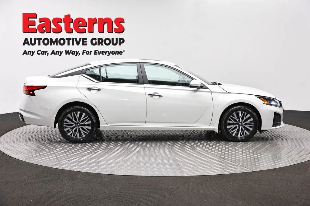 Used 2023 White Nissan 2.5 SV image 4