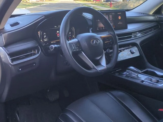 Used 2023 White INFINITI LUXE image 29