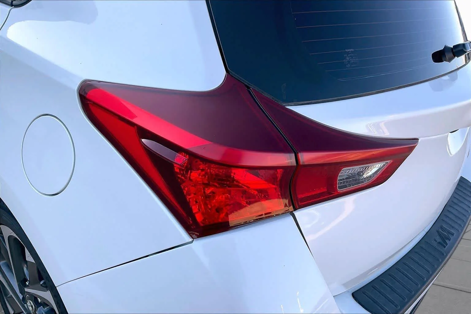 Used 2018 Blizzard Pearl Toyota  image 27