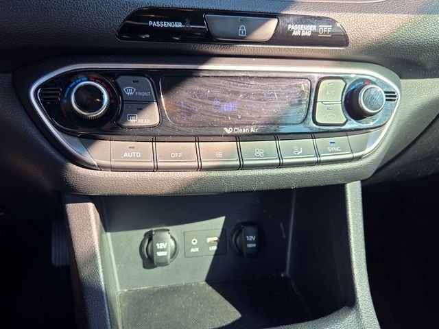 Used 2018 White Hyundai Base image 21