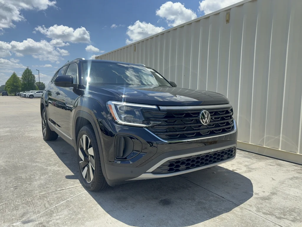 2025 Volkswagen Atlas Cross Sport 2.0T SEL 4MOTION's photo