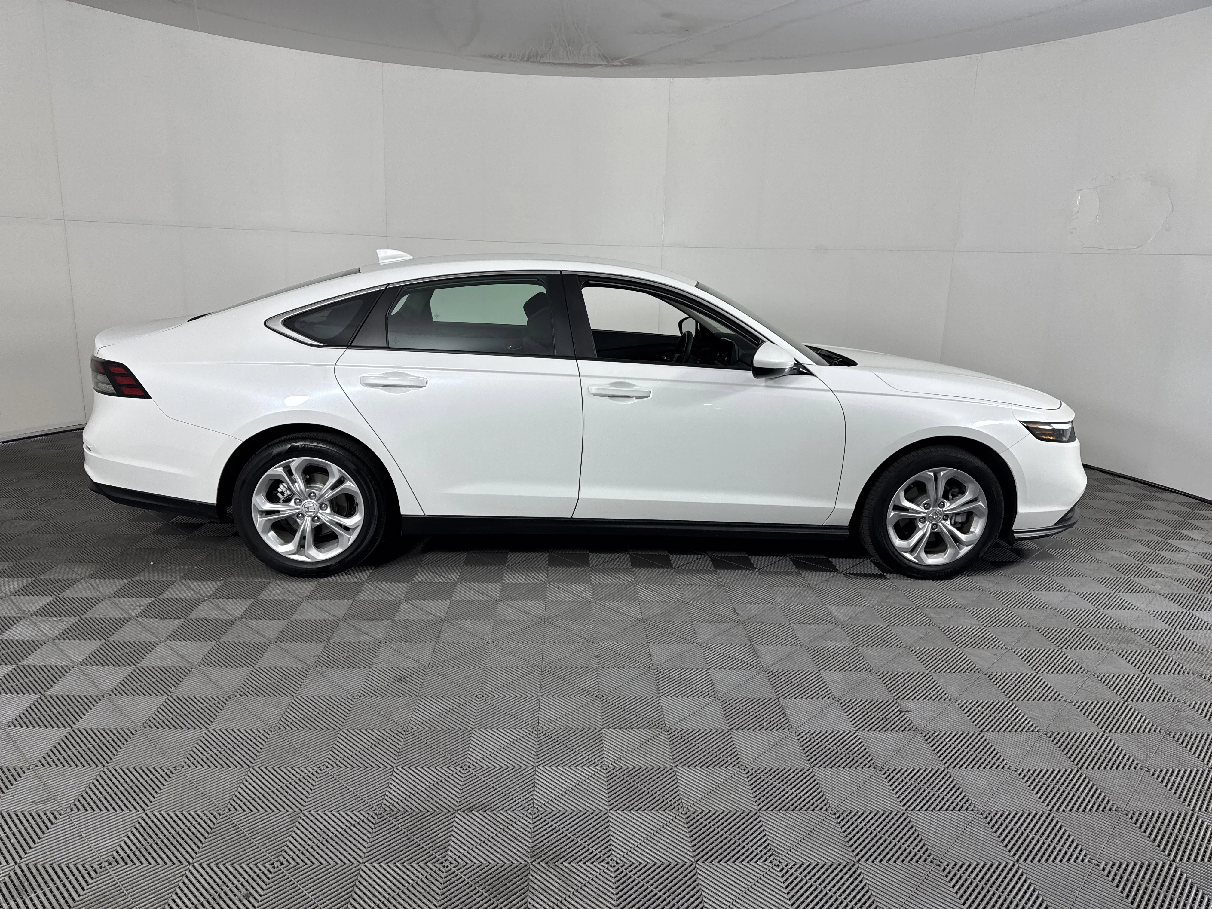 Used 2024 Platinum White Pearl Honda LX image 3
