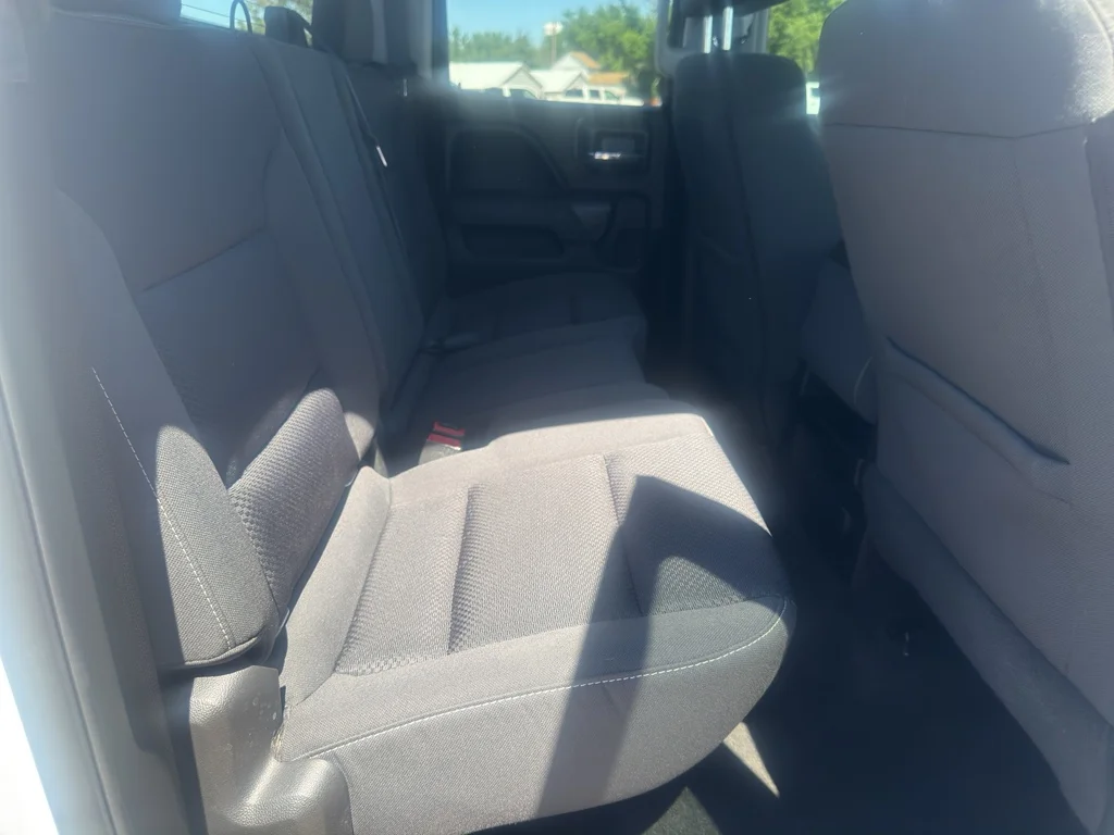 Used 2018 SUMMIT WHITE Chevrolet LT image 17