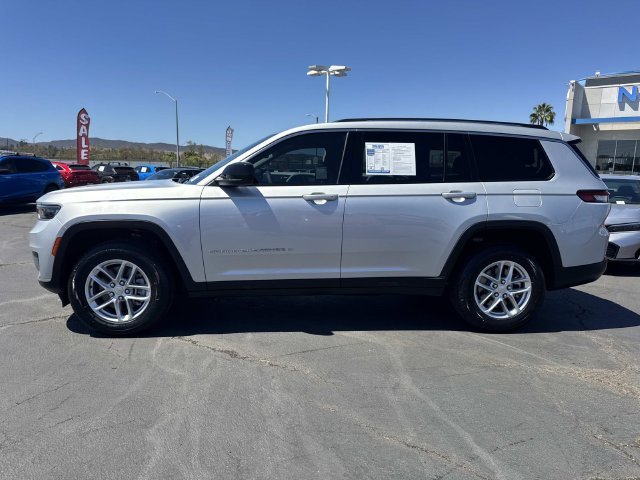 Used 2023 Silver Jeep Laredo image 2