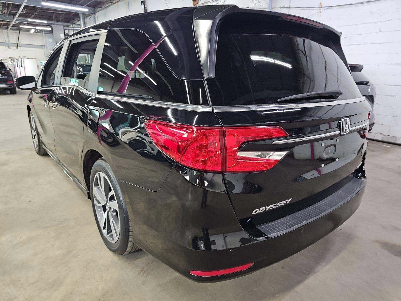 Certified Used 2022 Crystal Black Pearl Honda Touring image 2