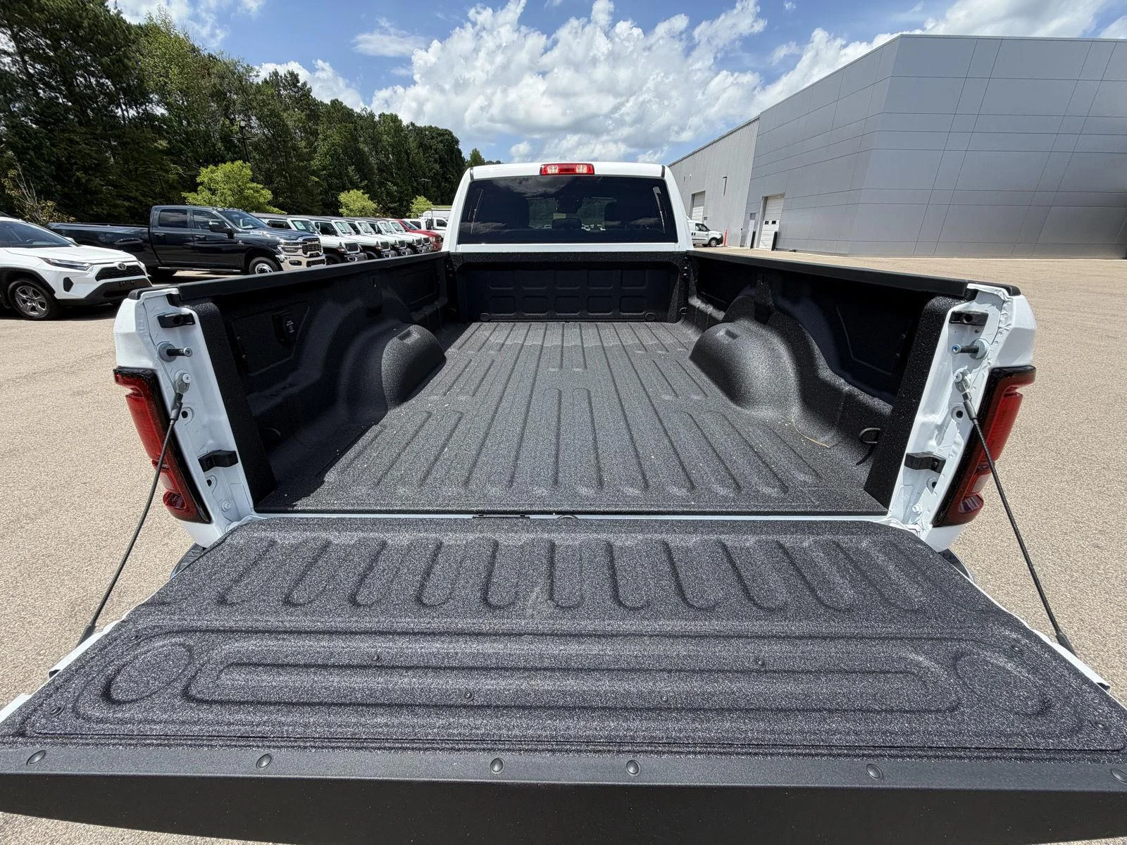 New 2026 Bright White Clear-Coat Exterior Paint RAM Tradesman image 18