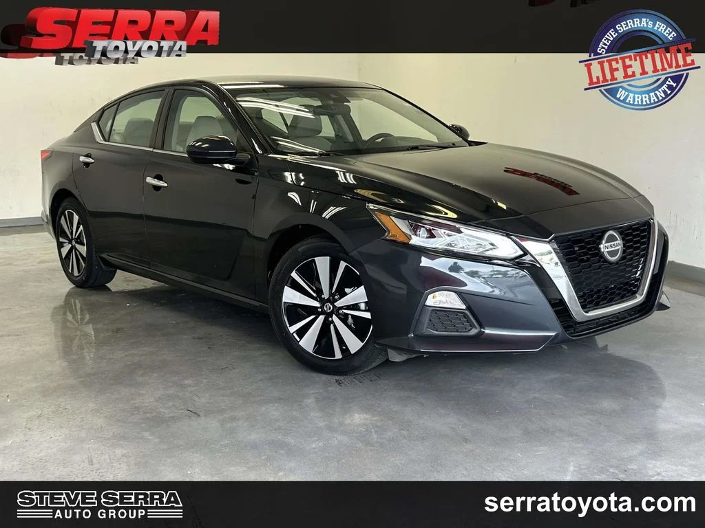 Used 2022 Blue Nissan 2.5 SV image 1