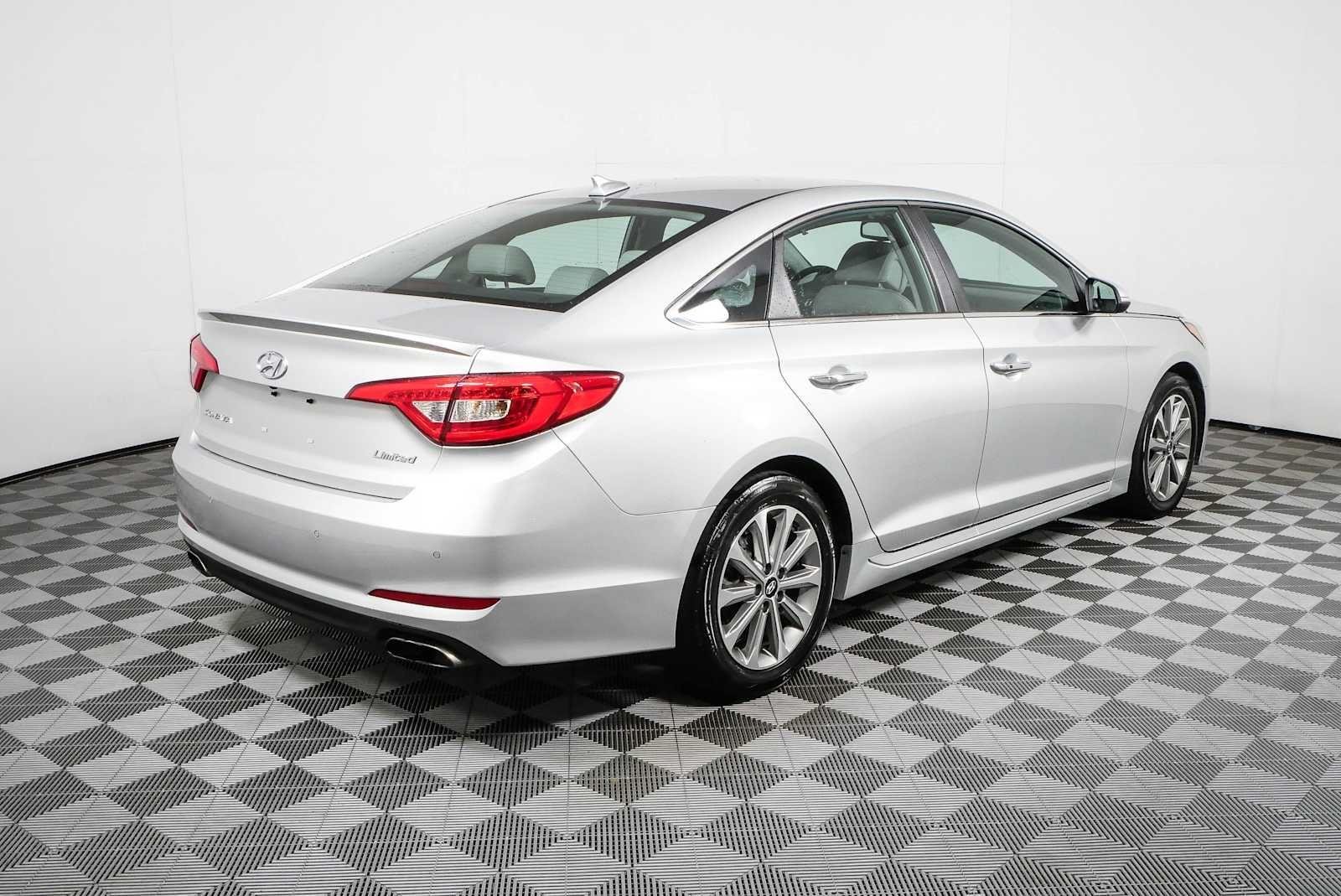 Used 2017 Symphony Silver Hyundai Limited image 3