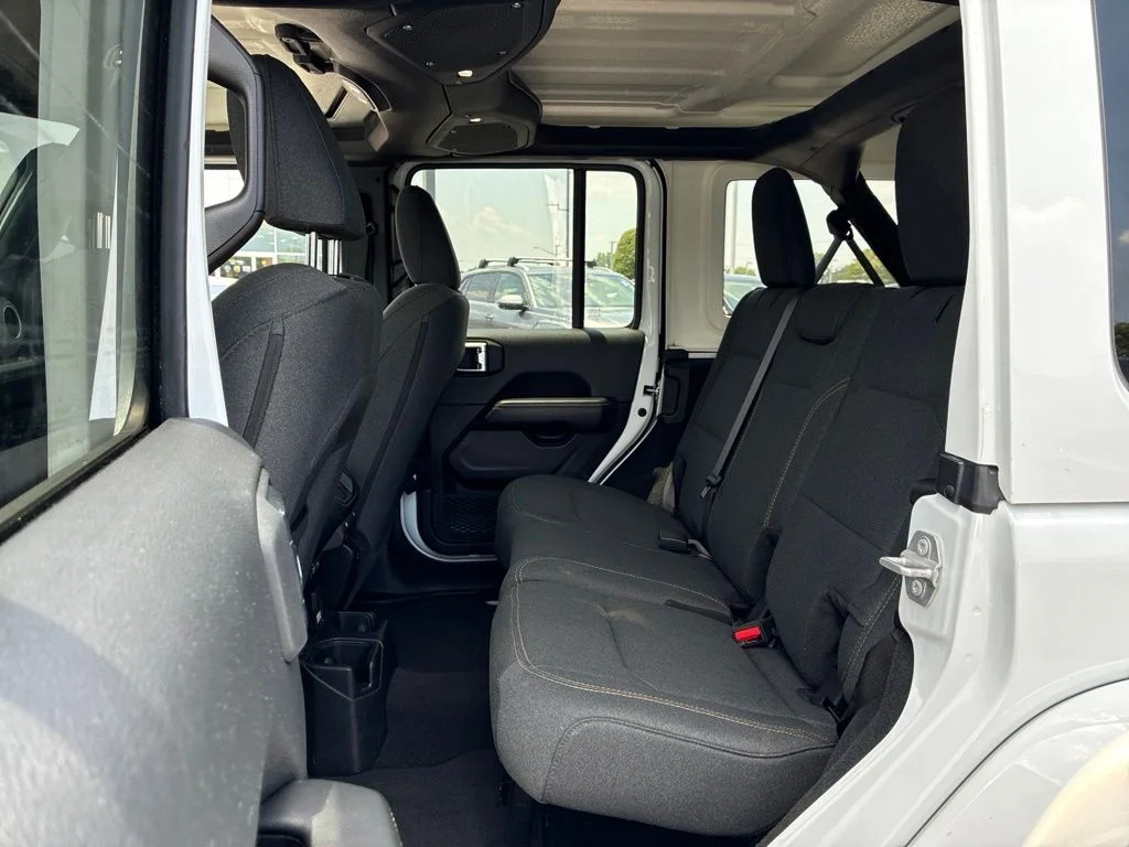 Used 2025 White Jeep Sahara image 17