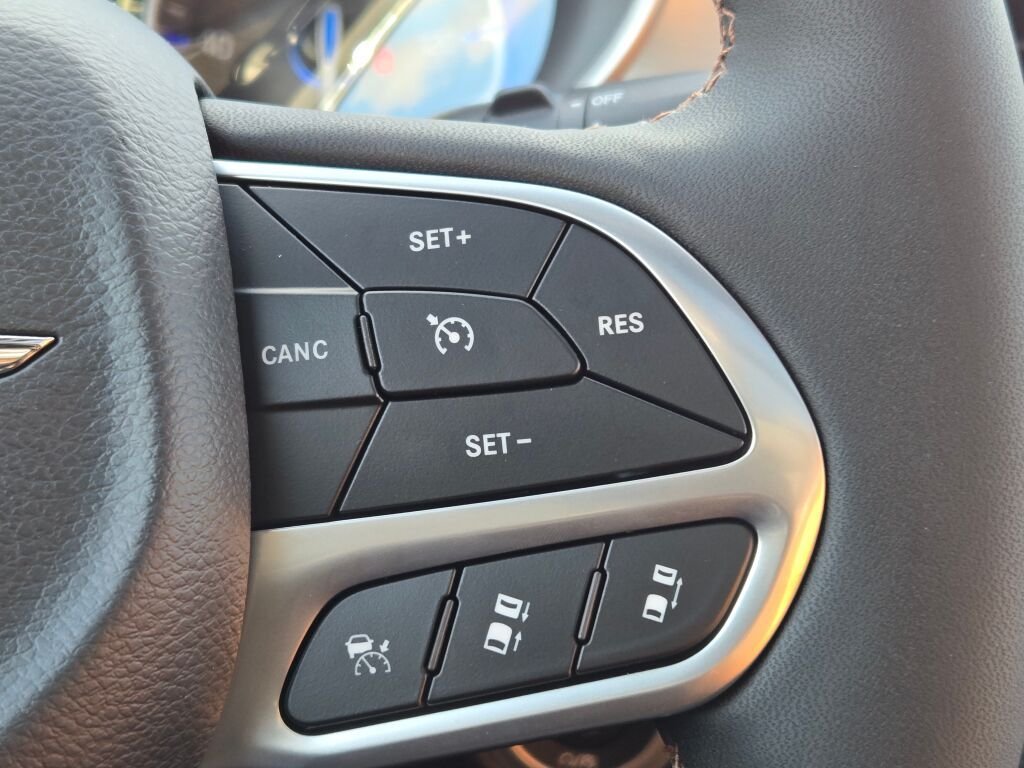 New 2026 Diamond Black Crystal Pearl-Coat Exterior Paint Chrysler Pinnacle image 28