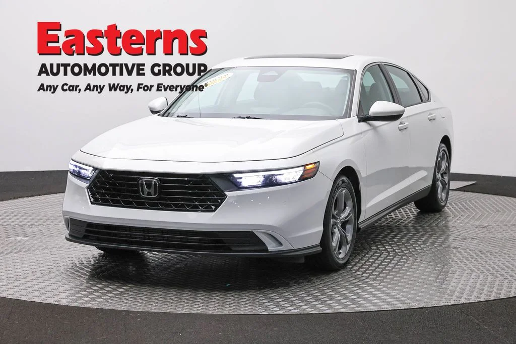 Used 2023 White Honda EX image 1