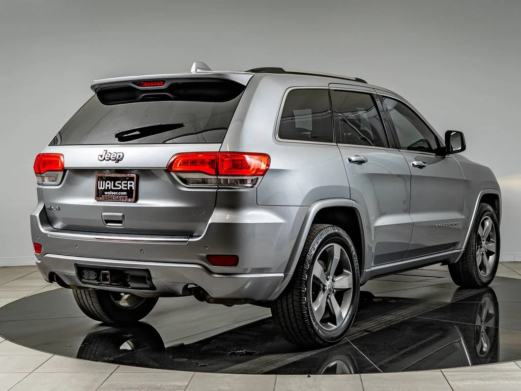 Used 2015 Billet Silver Metallic Clearcoat Jeep Overland image 5