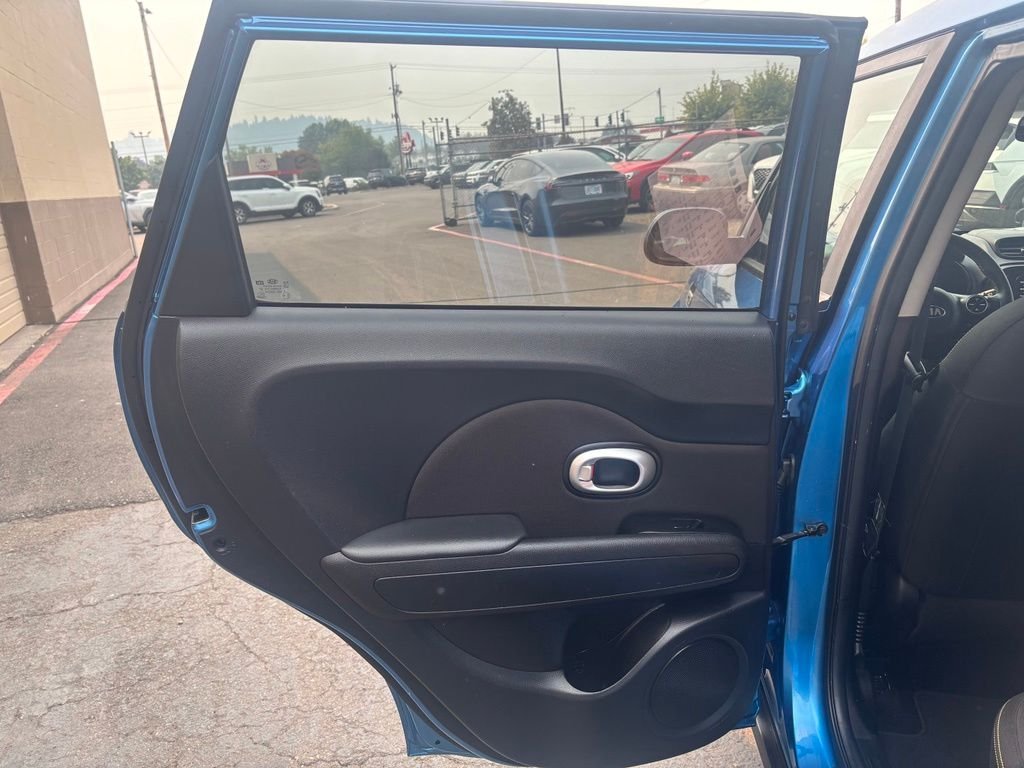 Used 2016 Blue Kia Plus image 14
