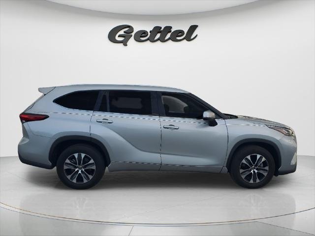 Certified Used 2020 CELESTIAL SILVER METALLIC Toyota  image 4