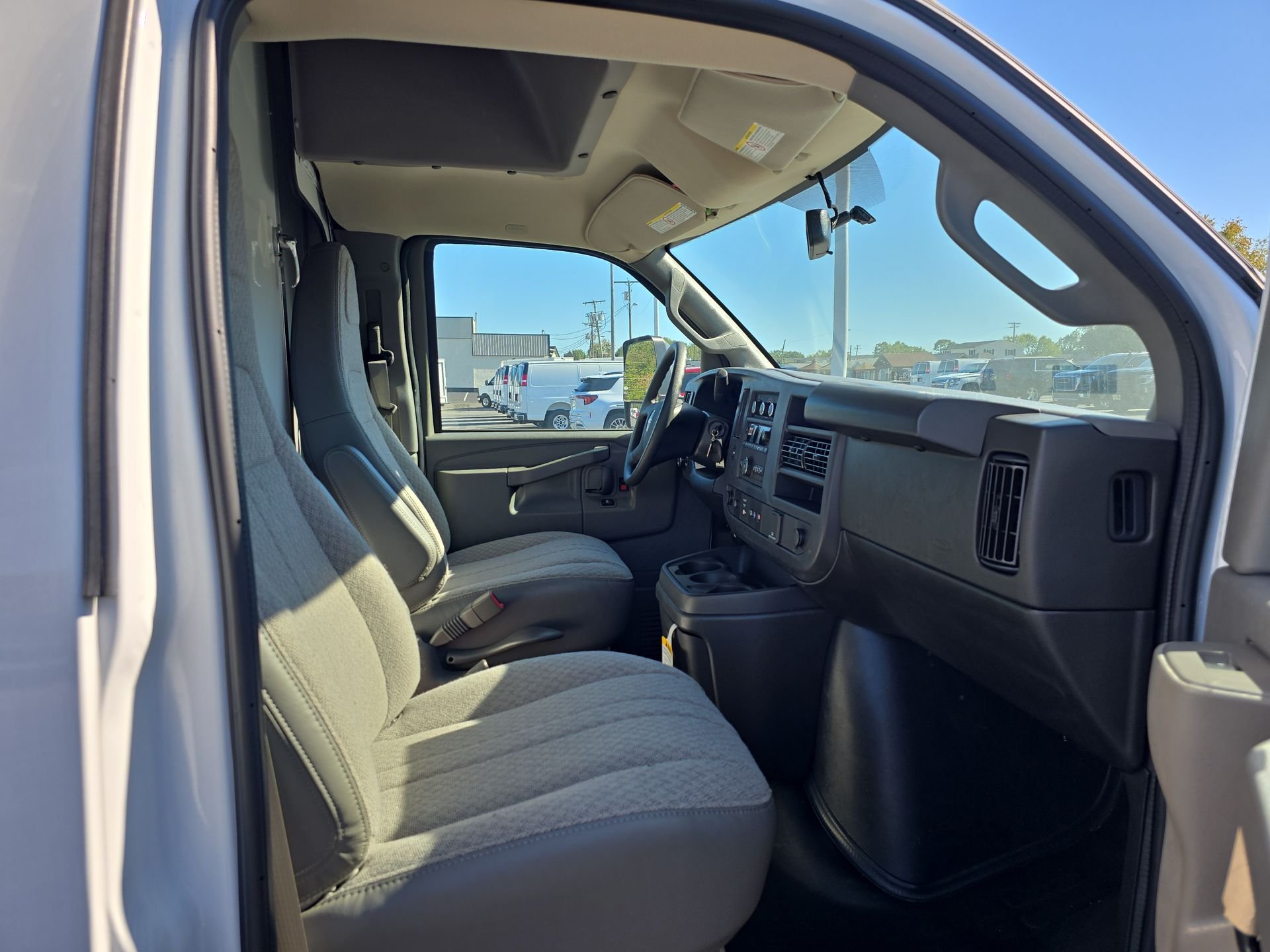 New 2025 Summit White GMC 1WT image 42