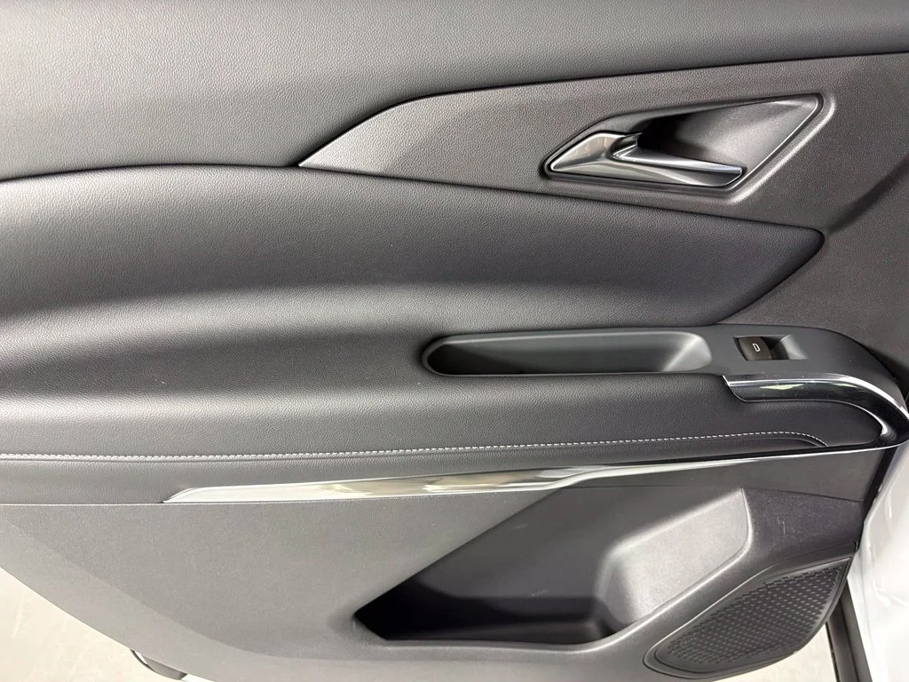 New 2027 Summit White Chevrolet LT image 36