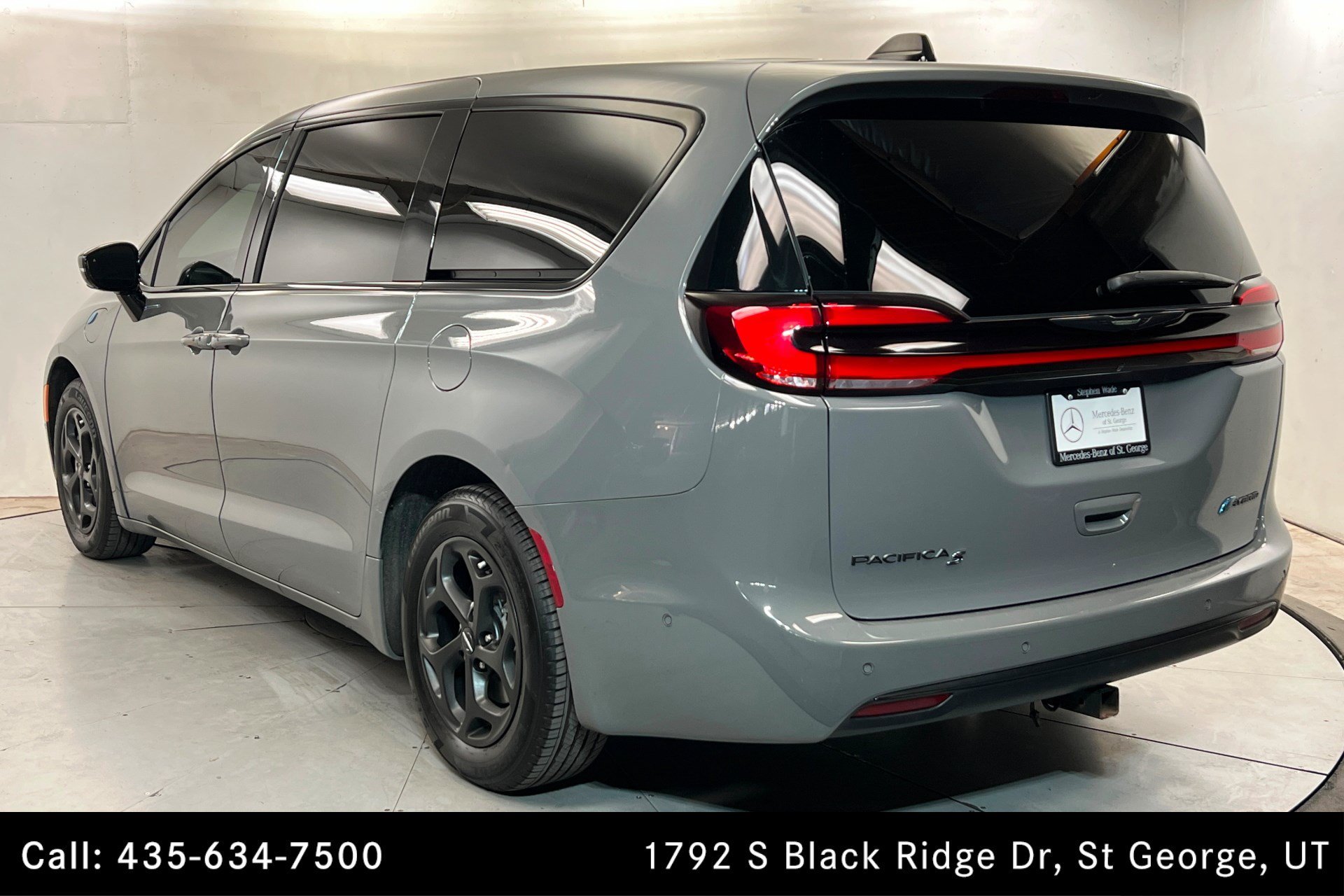 Used 2023 Ceramic Gray Clearcoat Chrysler Hybrid Limited image 3