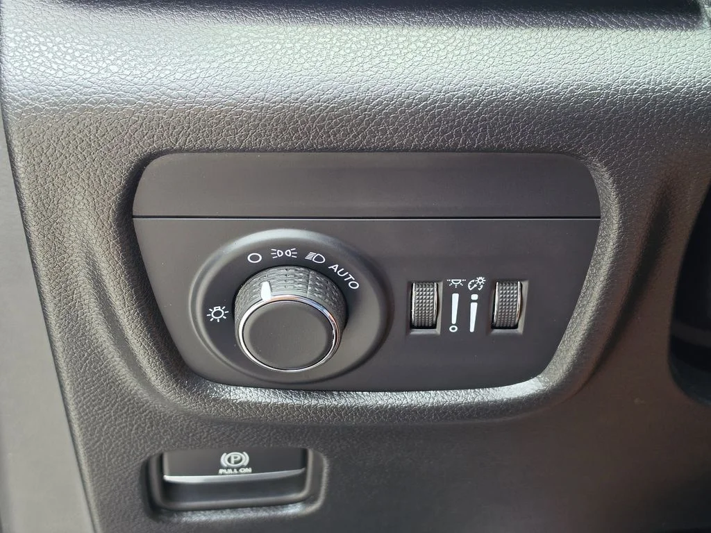 Used 2025 Diamond Black Jeep Altitude X image 27