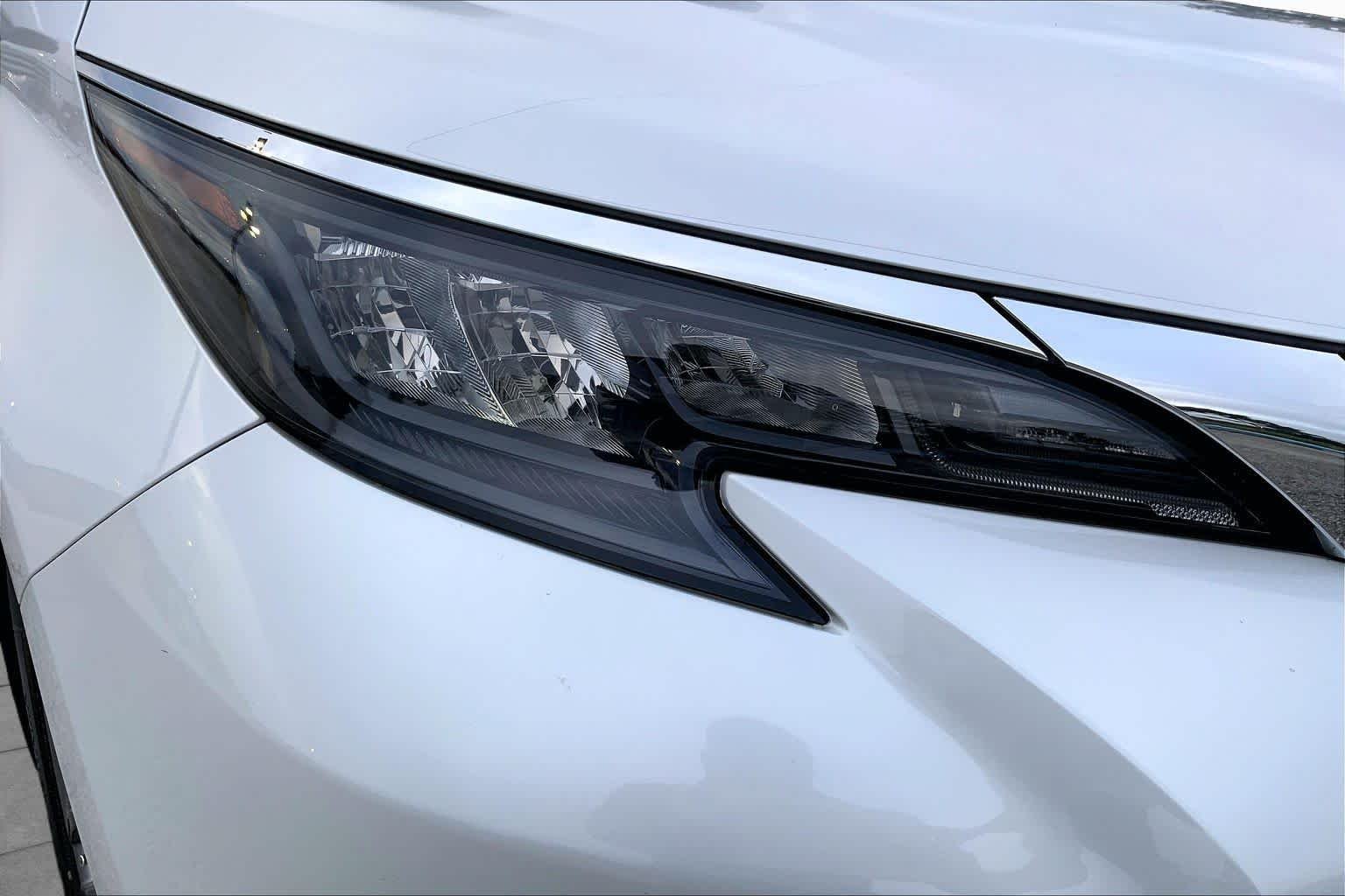 Used 2024 Wind Chill Pearl Toyota XLE image 27