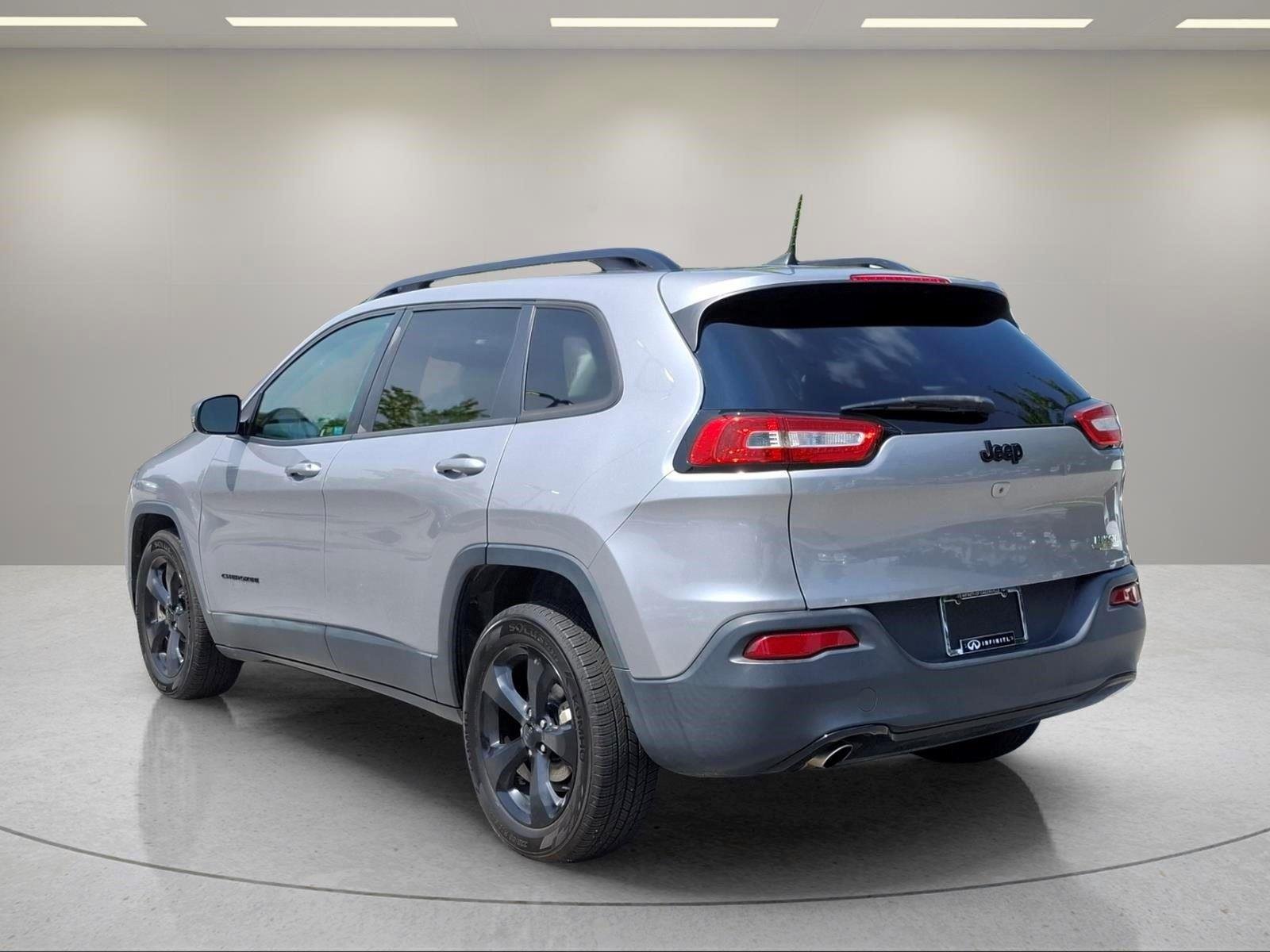 Used 2018 Billet Silver Metallic Clearcoat Jeep Latitude image 3