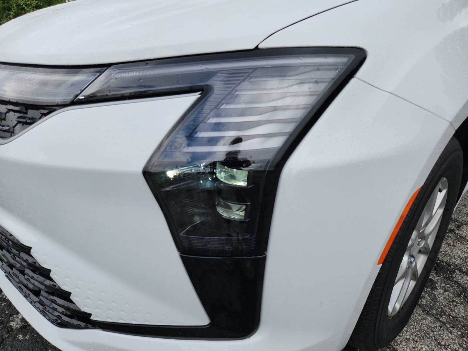 New 2027 Bright White Clear-Coat Exterior Paint Chrysler Select image 9