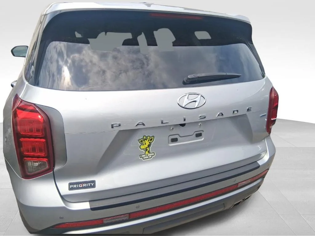 Used 2023 Silver Hyundai SE image 9