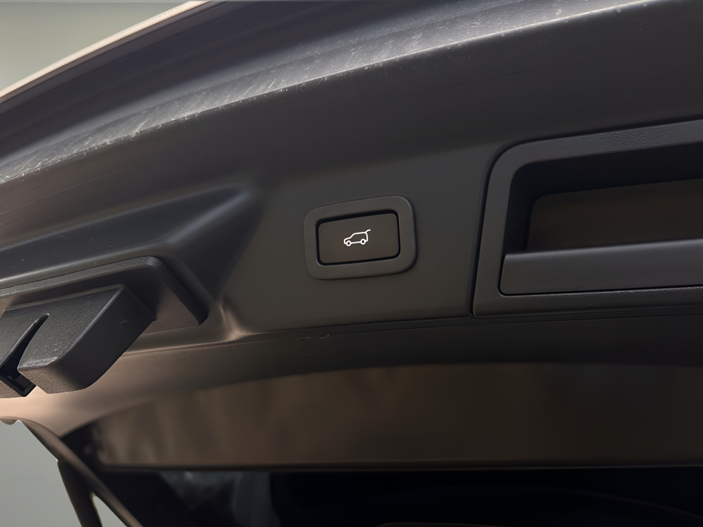 Used 2019  Land Rover S image 25