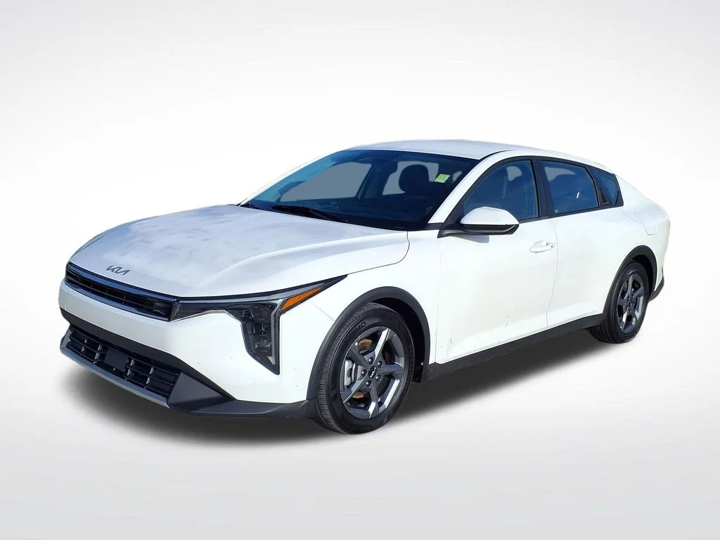 Used 2025 White Kia LXS image 3