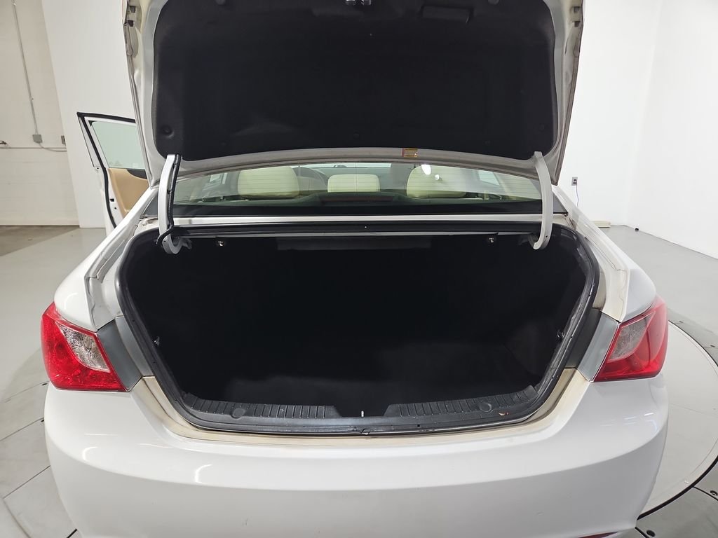 Used 2012 White Hyundai GLS image 21