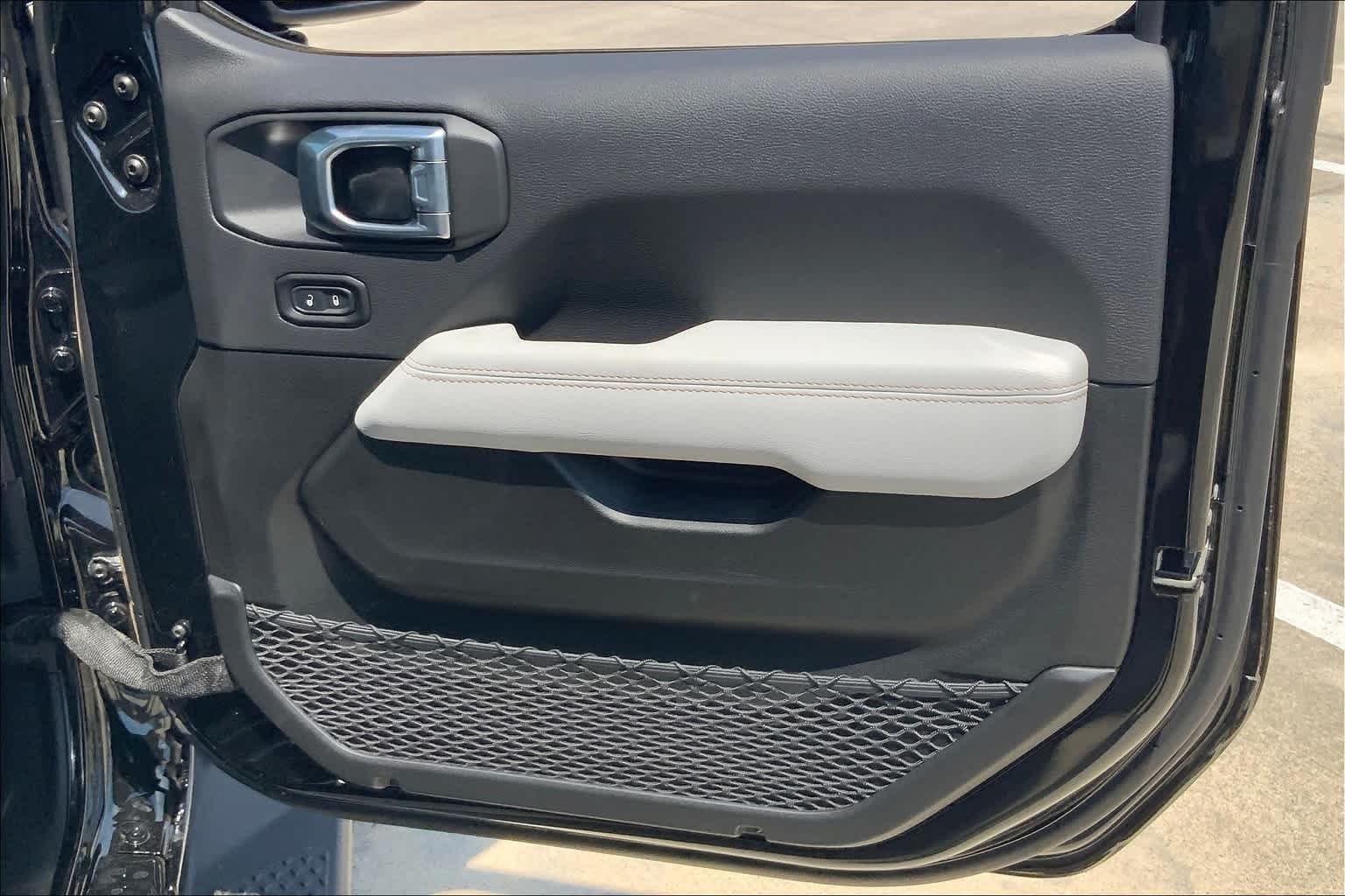 Used 2022 Black Clearcoat Jeep High Altitude image 45