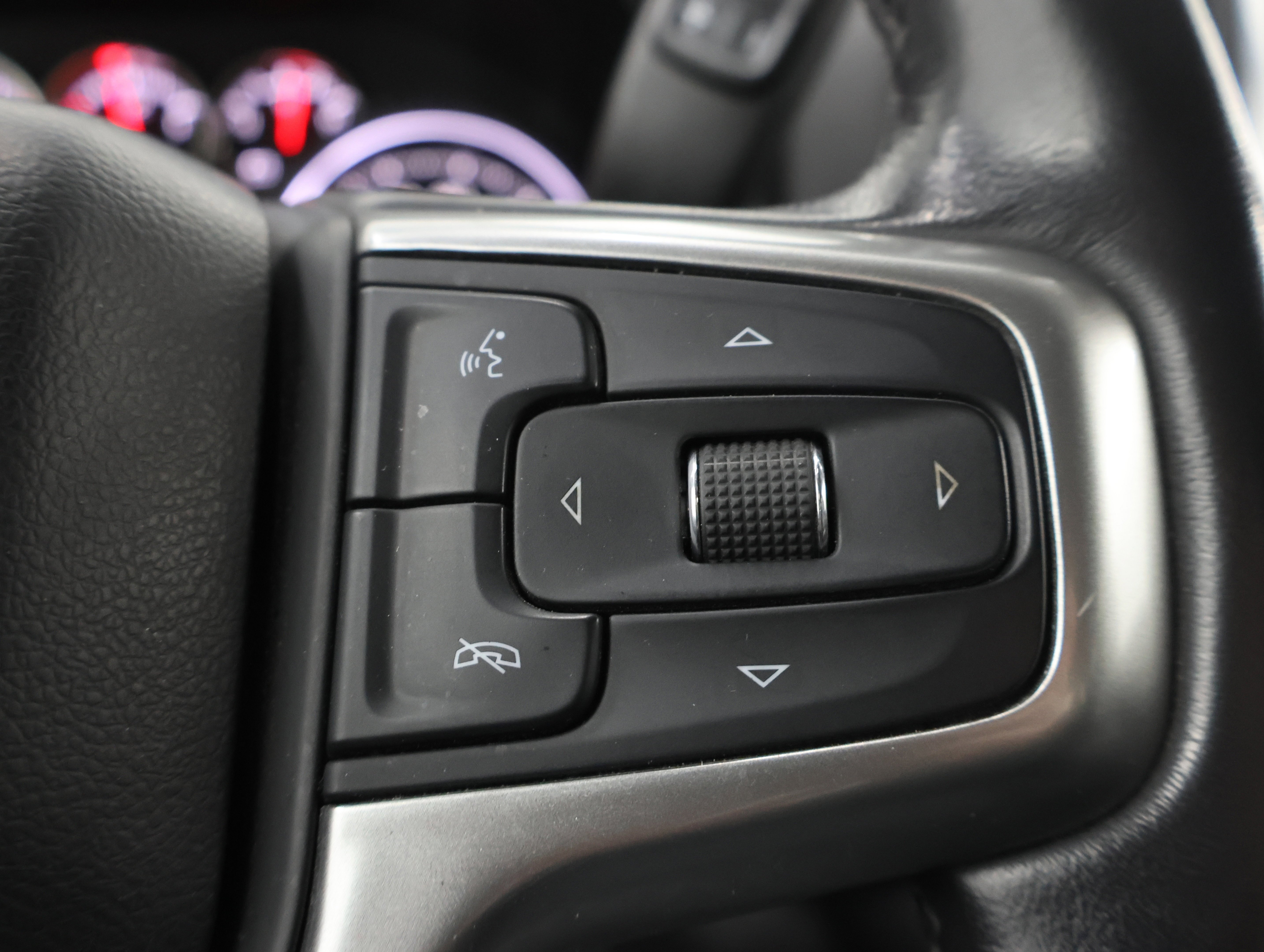 Used 2020 Silver Ice Metallic Chevrolet LTZ: CREW-SHORT-LTZ-Z71-DIESEL-4WD-NAV-HEAT/COOL SEATS-1 OWNER image 15