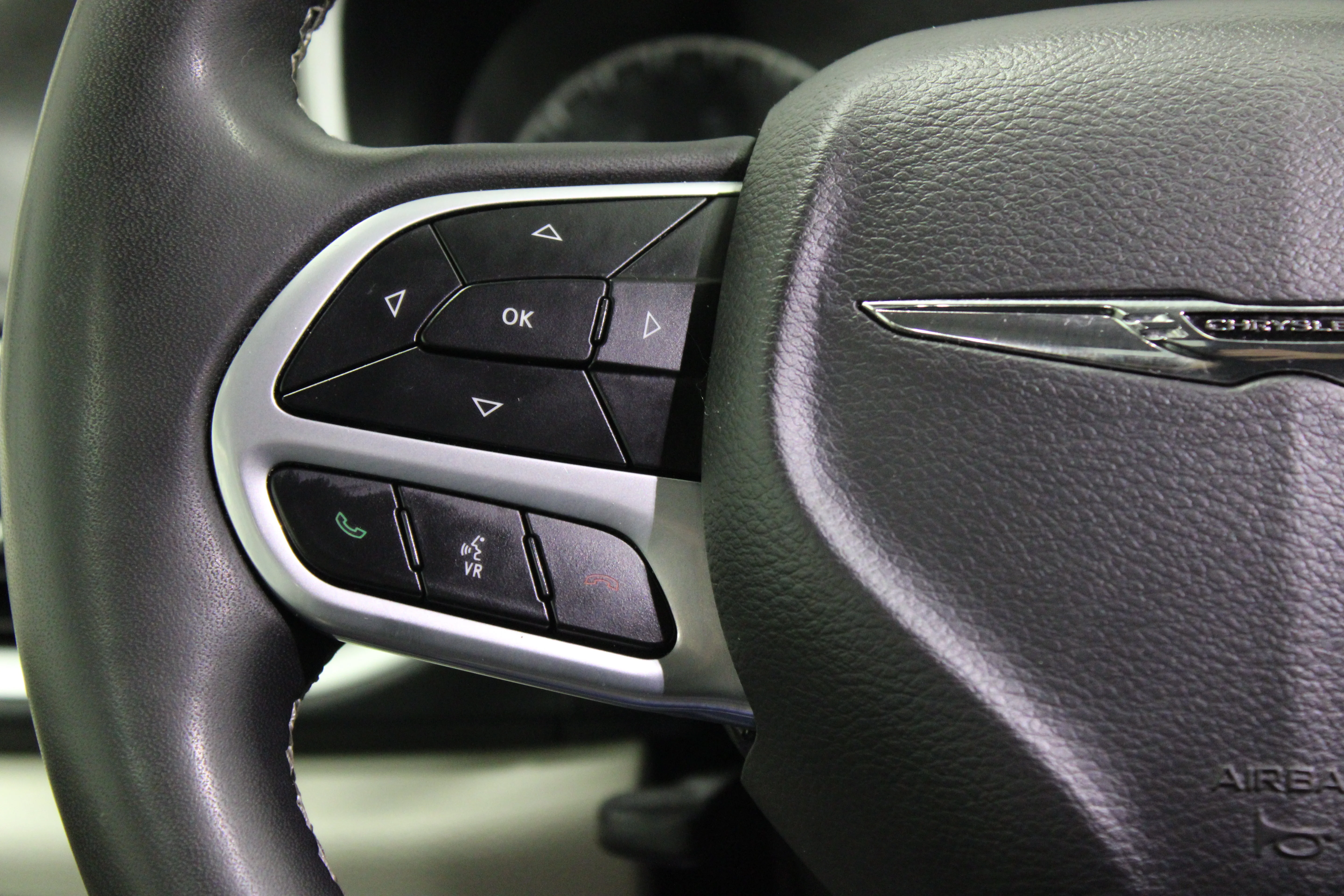 Used 2024 Diamond Black Crystal Pearlcoat Chrysler Touring L image 20