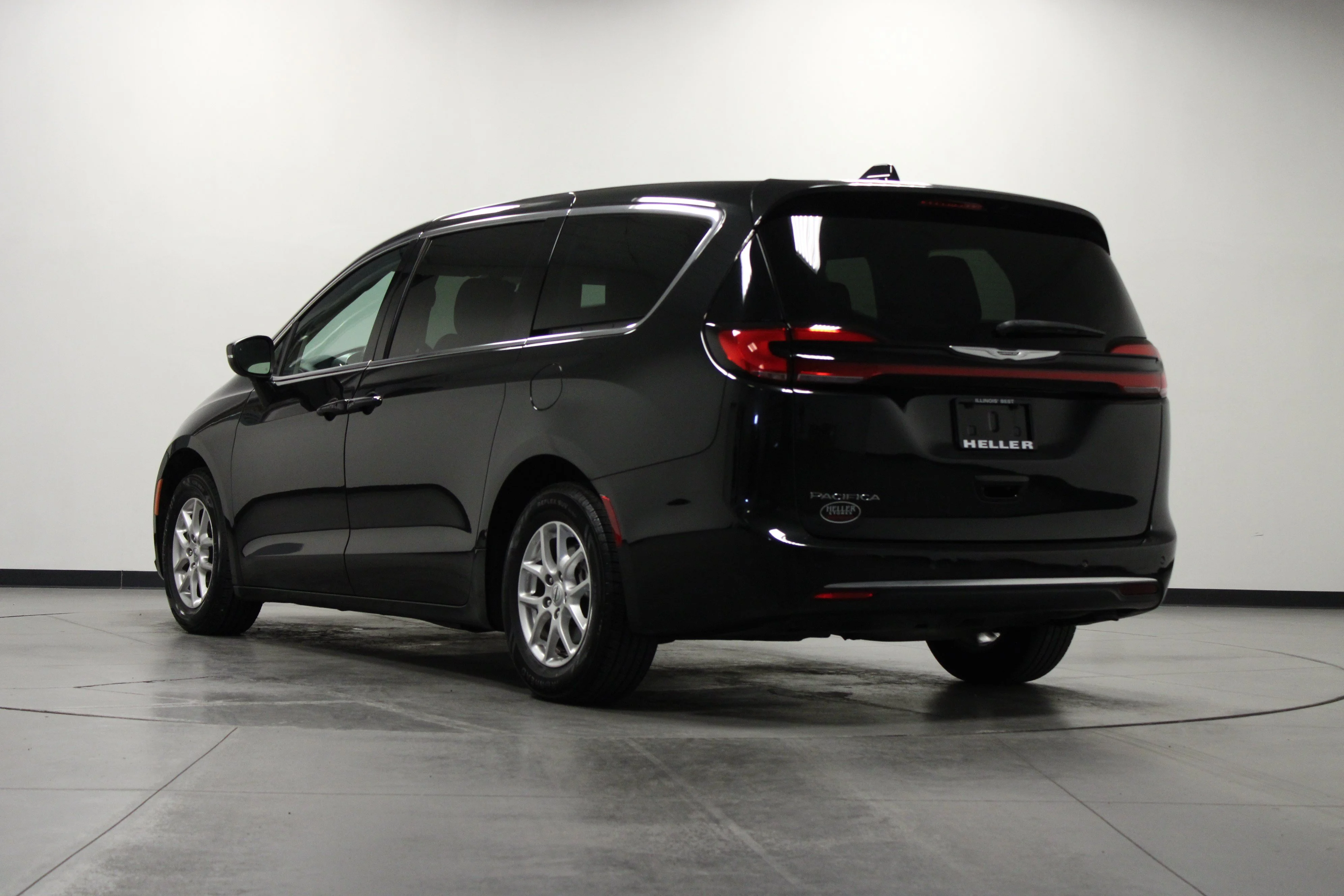 Used 2023 Brilliant Black Crystal Pearlcoat Chrysler Touring L image 6