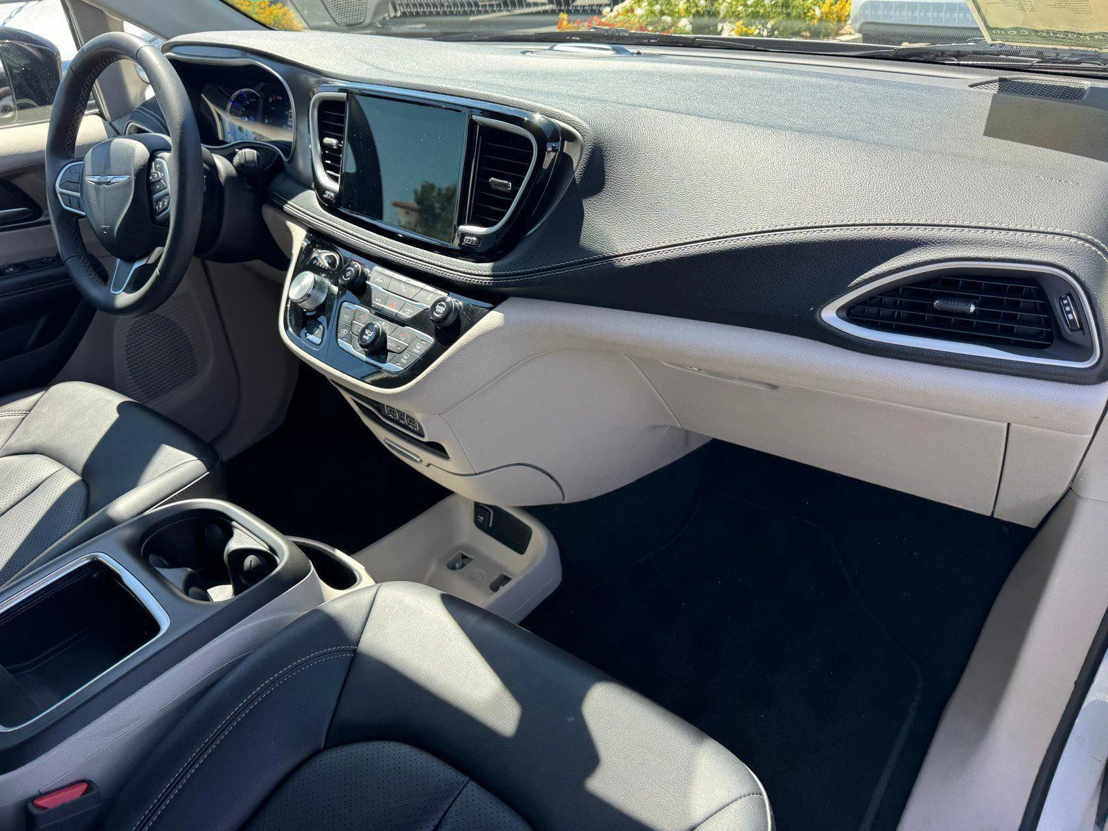 Used 2024 Bright White Clea Chrysler Hybrid Select image 7