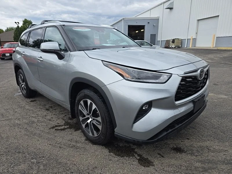 Used 2021 Silver Toyota XLE image 5